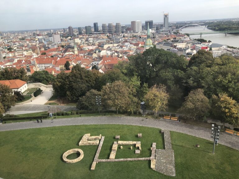 Pohľad z hradného paláca na prezentované základy veľkomoravských kostolov, vpravo na Dunaj, uprostred historické jadro s moderným centrom v pozadí. FOTO Katarína Králiková