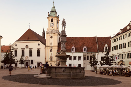 Hlavné námestie v Bratislave s pohľadom na fontánu a Starú radnicu. FOTO Katarína Králiková