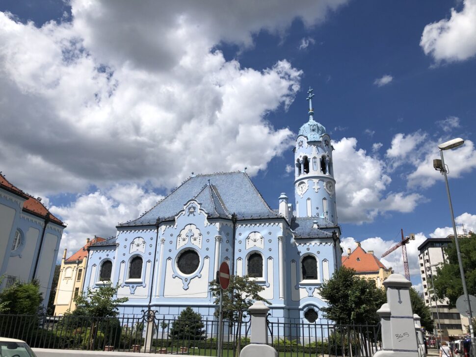 Pohľad na secesný Kostol sv. Alžbety známy ako Modrý kostolík na Bezručovej ul. v Bratislave FOTO Katarína Králiková